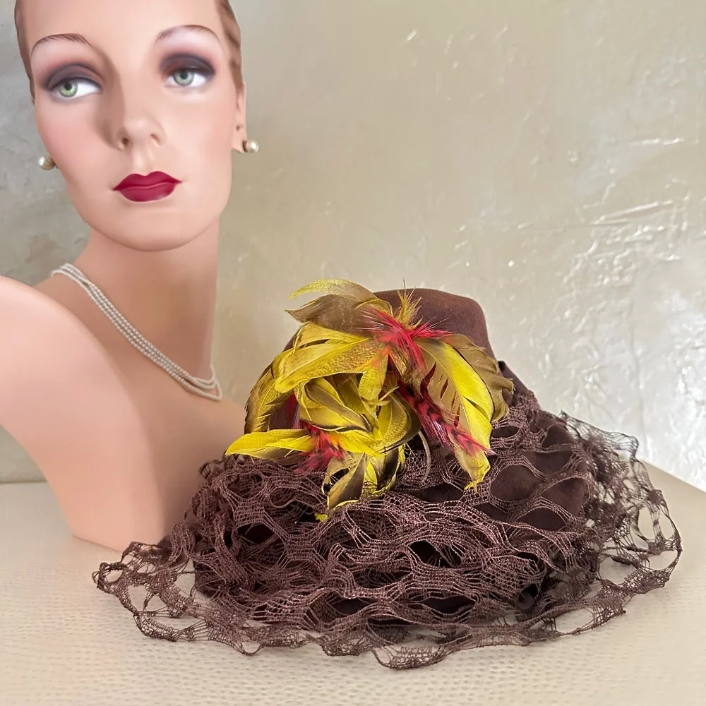 MESMERIZING 1940's BROWN FELT HAT. AMAZING FULL VEIL + YELLOW/BROWN/RED FEATHERS - Picture 11 of 14